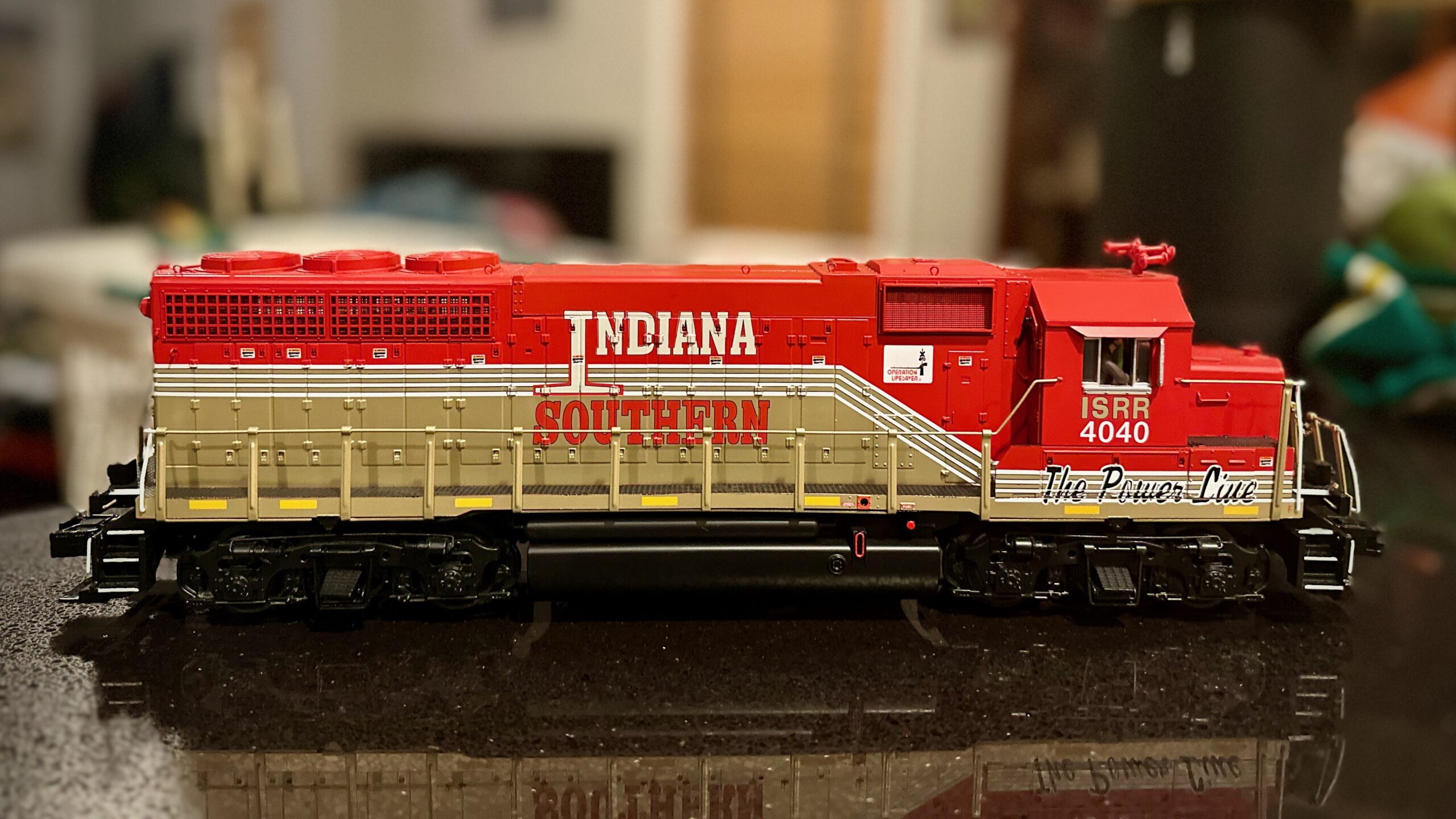 Side view of O scale model of Indiana Southern EMD GP40 locomotive.